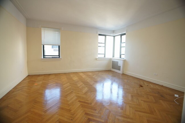Building Photo - 529 E 235th St
