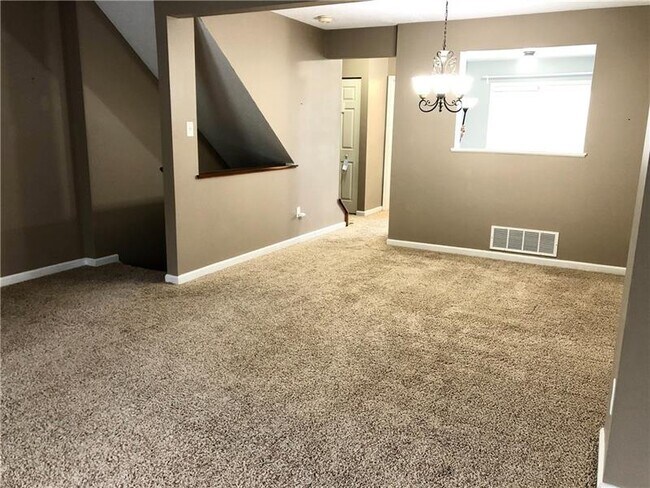 Building Photo - 1225 Meadowbrook Dr