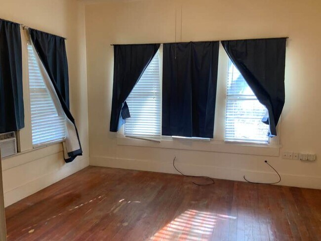 Building Photo - Super cute 2 bedroom/1 bathroom house loca...