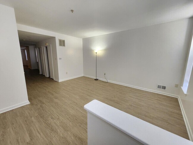 Building Photo - Beautiful 3 Level Home in Johnston Square ...