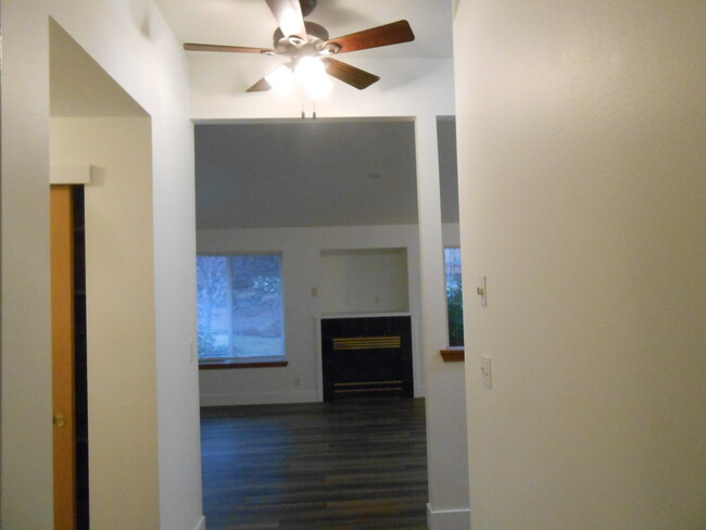 Building Photo - 1522 NE Locksley Dr