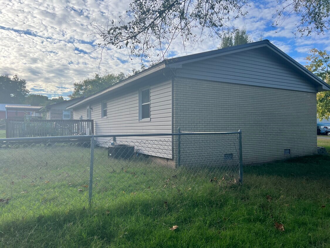 Building Photo - 17298 Betty Dr