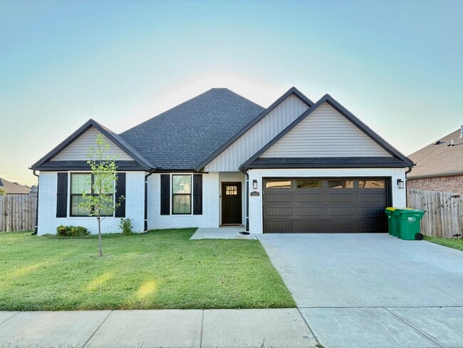 Building Photo - 460 Leslie Ln