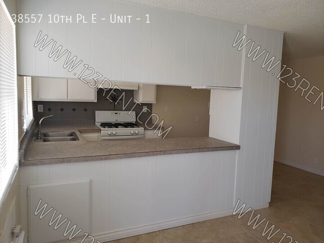 Foto del edificio - 1BD/ 1BTH 1ST FLOOR APT EAST PALMDALE