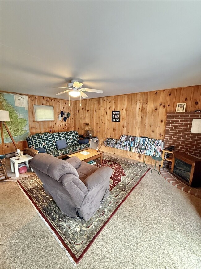 Foto del edificio - 156 Barker Pond Rd