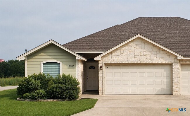 Foto del edificio - 3032 Douglas Fir Dr