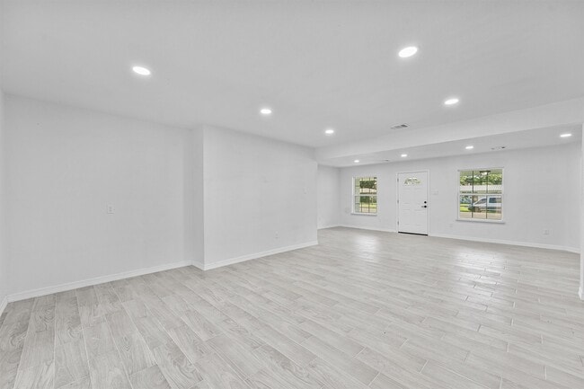 Building Photo - 22 13th Ave N