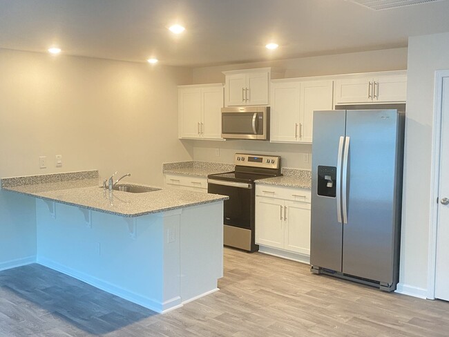 Foto del edificio - Brand New End-Unit Townhome in Charlotte!