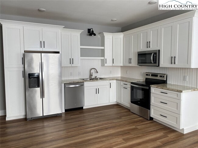 Building Photo - 251 Cherry Dr