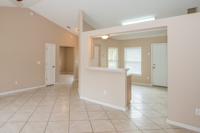 Foto del edificio - 8137 Leafcrest Dr