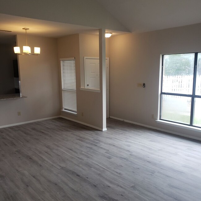 Building Photo - Gorgeous Duplex for rent in DeSoto!