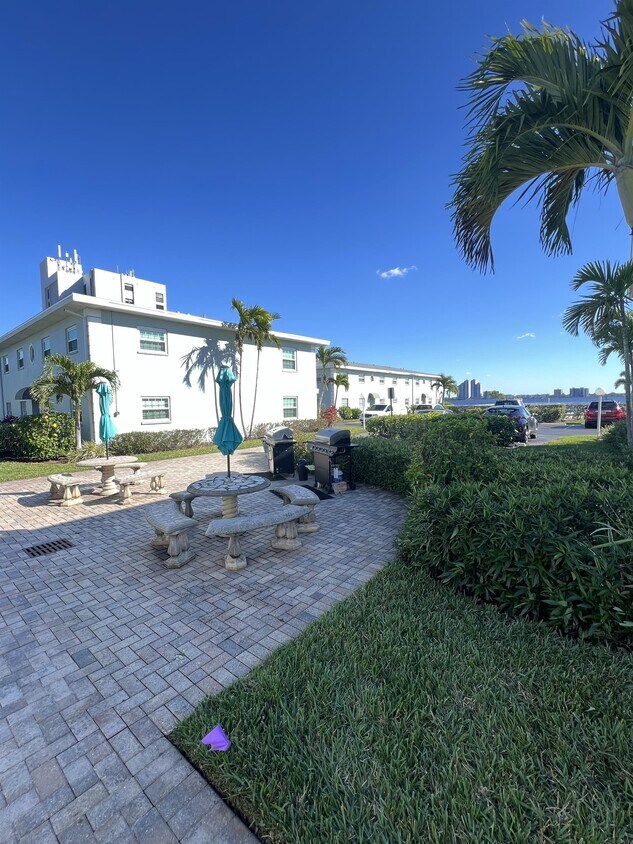 Primary Photo - 3322 N Key Dr
