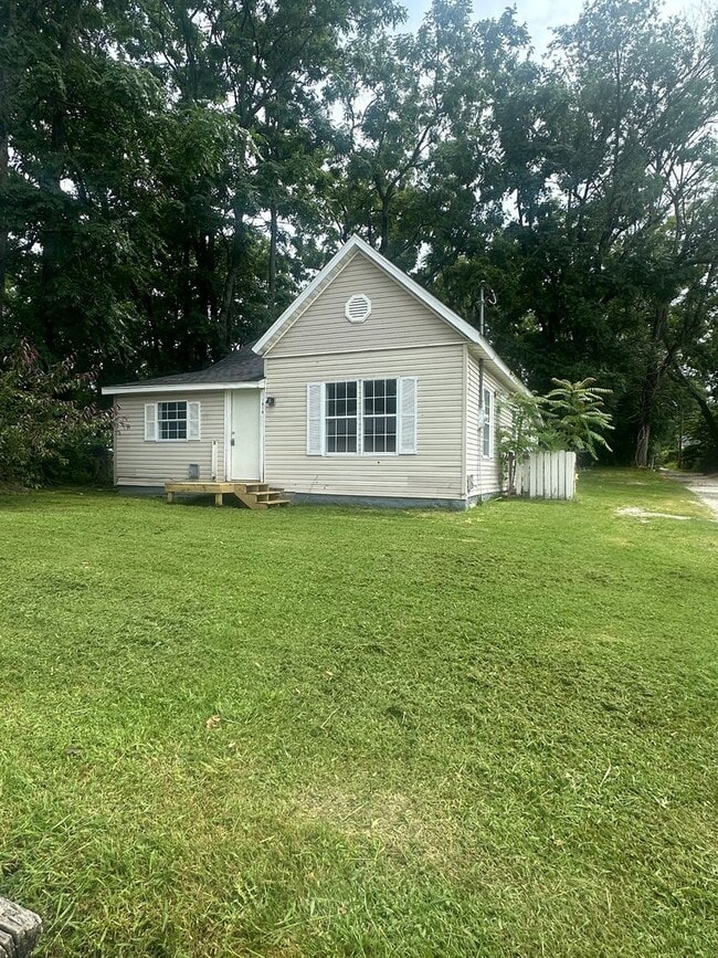 Building Photo - 1818 N Weller Ave