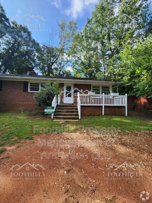 Building Photo - 204 Pine Ln