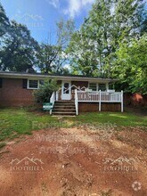 Building Photo - 204 Pine Ln