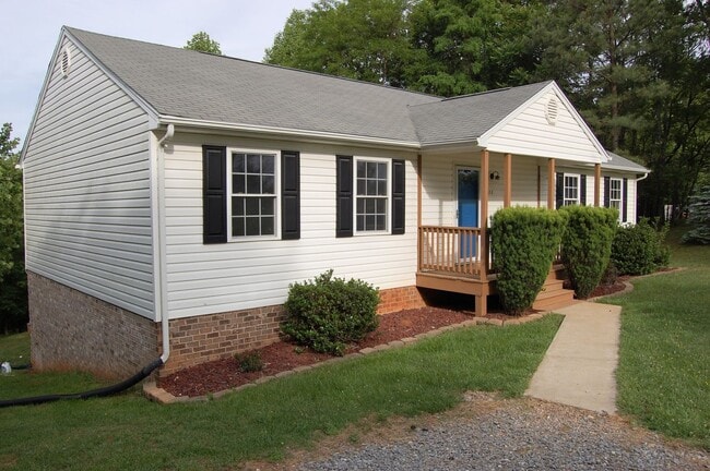 Building Photo - 3 Bedroom Home in Forest