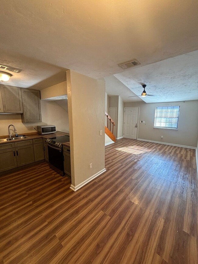 Foto del edificio - Spacious, Updated 3x2 Townhome Near FSU & TCC