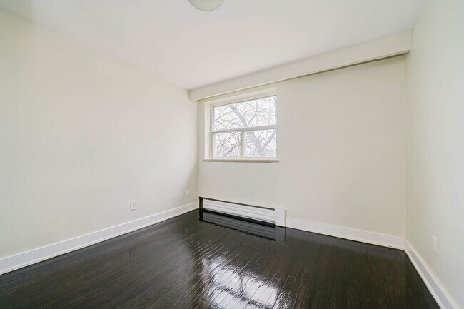 Photo du bâtiment - Beautifully Renovated 3 Bedroom Waterfront Building