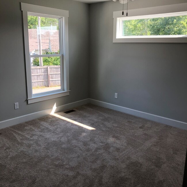 Building Photo - 3 STORY 2BD 2.5 BA APARTMENT WITH UPSTAIRS LOFT THAT OPENS TO BALCONY