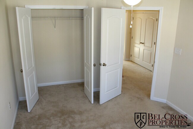 Building Photo - 3 bed/2.5 bath Townhouse in Suncrest Villa...