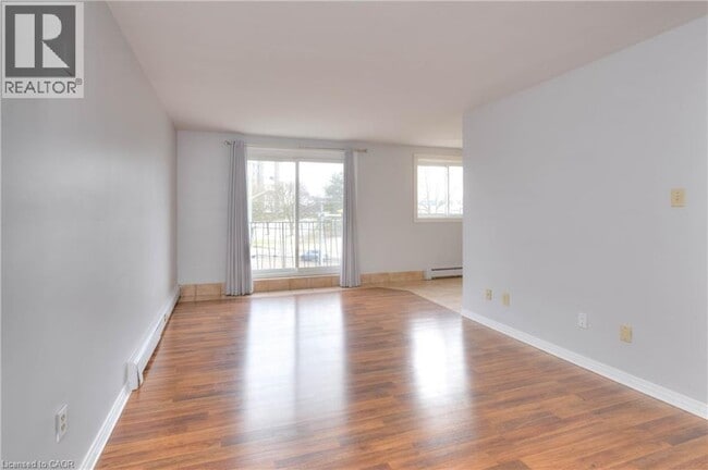 Building Photo - 371 Dale Crescent