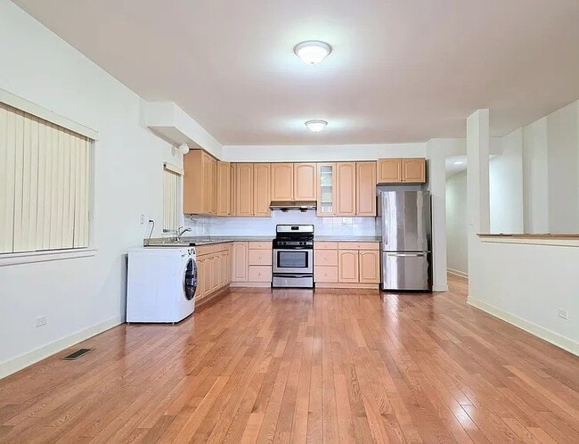 Building Photo - 705 W 31st St