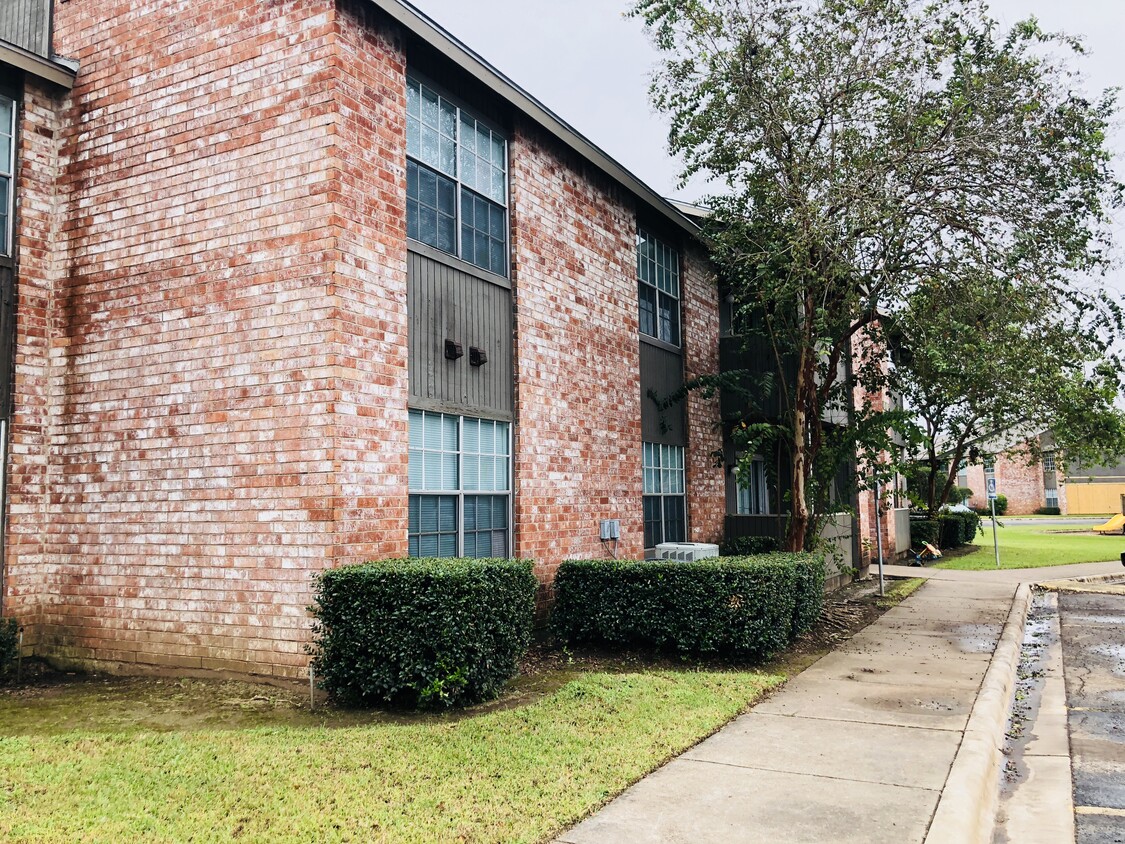 Building Photo - River Bend Apartments