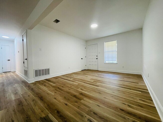 Foto del edificio - 9313 Timber Valley Rd