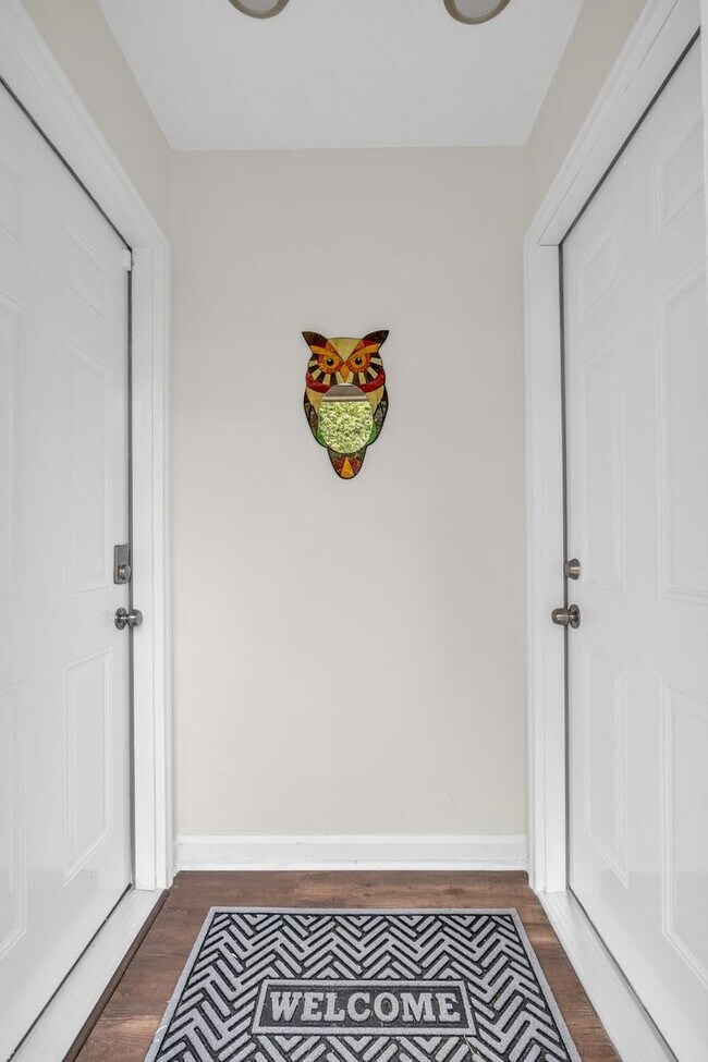 Building Photo - 306-306 Glenwood Cir