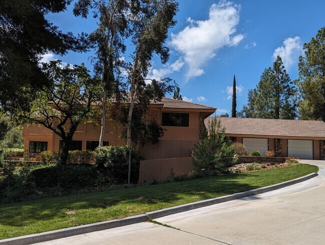 Foto del edificio - Luxury 5 Bedroom Home in Palo Verde Ranch