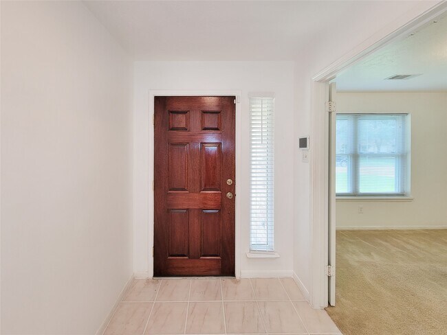 Foto del edificio - 16807 Sussex Dr
