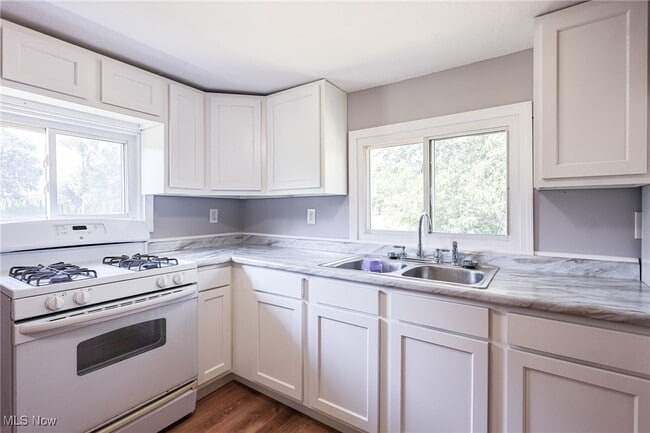 Building Photo - 6180 Hillford Ave NE