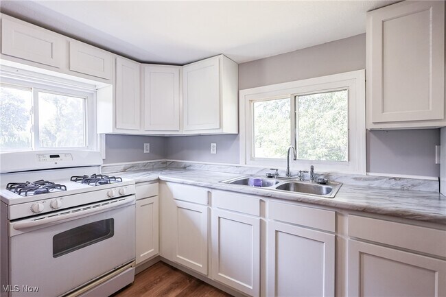 Foto del edificio - 6180 Hillford Ave NE