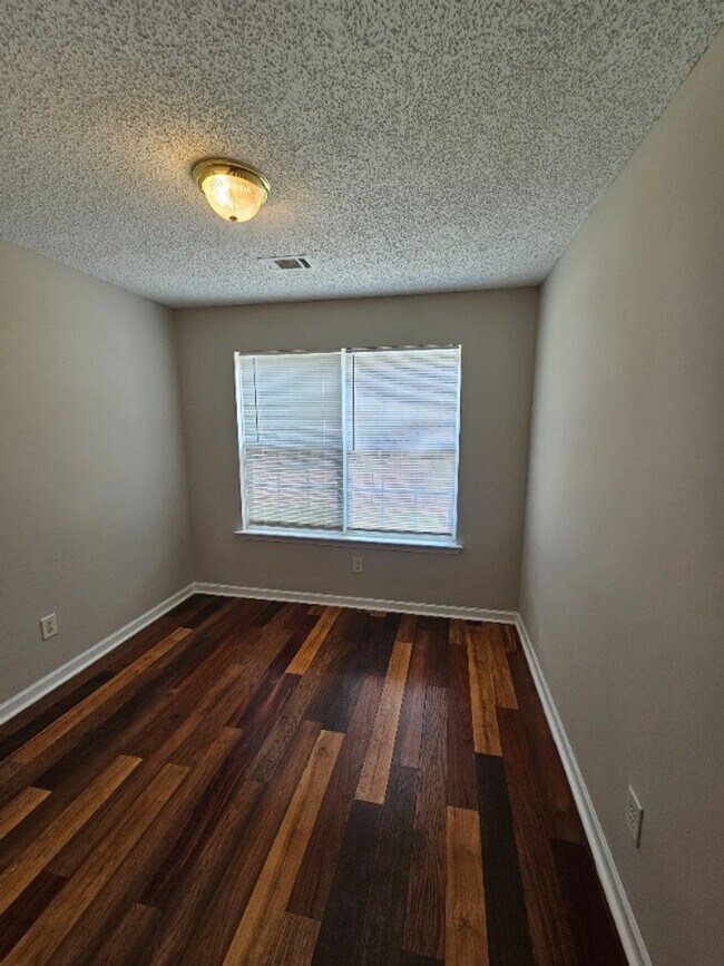Building Photo - 1300 Maple Valley Ct