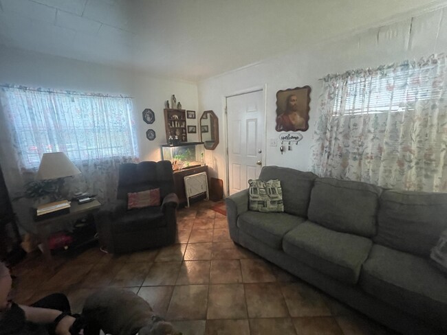 Foto del edificio - 353 Edge Ave