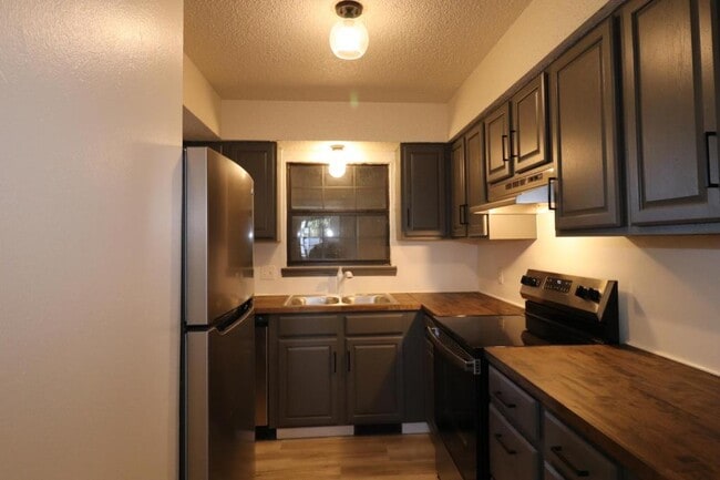 Building Photo - 1221 S Park Ave