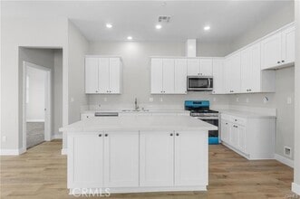 Building Photo - 1341 E 8th St