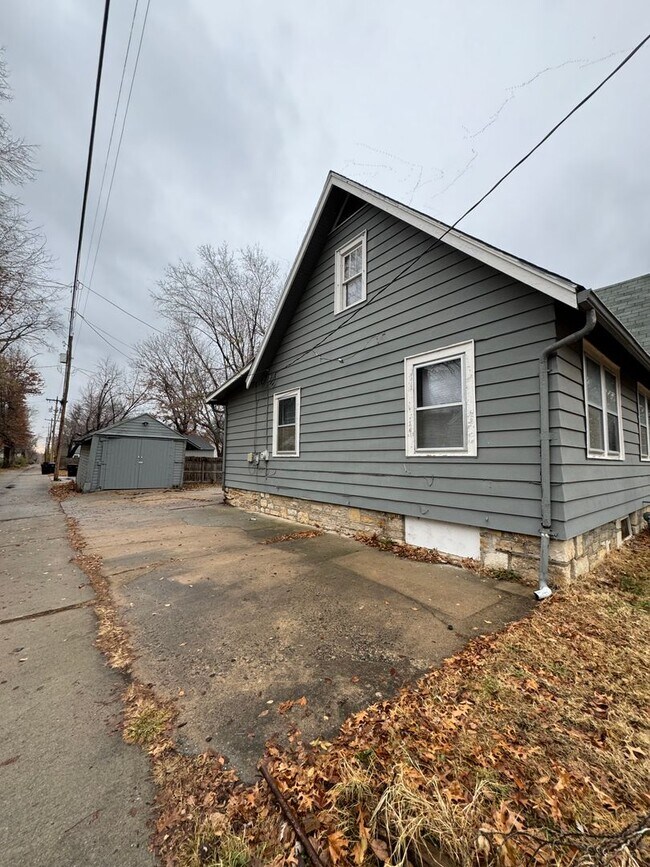 Building Photo - Large 2 Bedroom Home with Bonus Rooms!