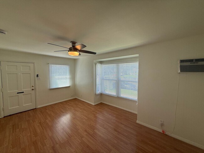 Building Photo - 1820 N Hollywood Way