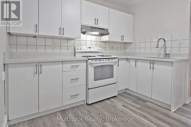 Photo du bâtiment - 95 Sanford Ave N