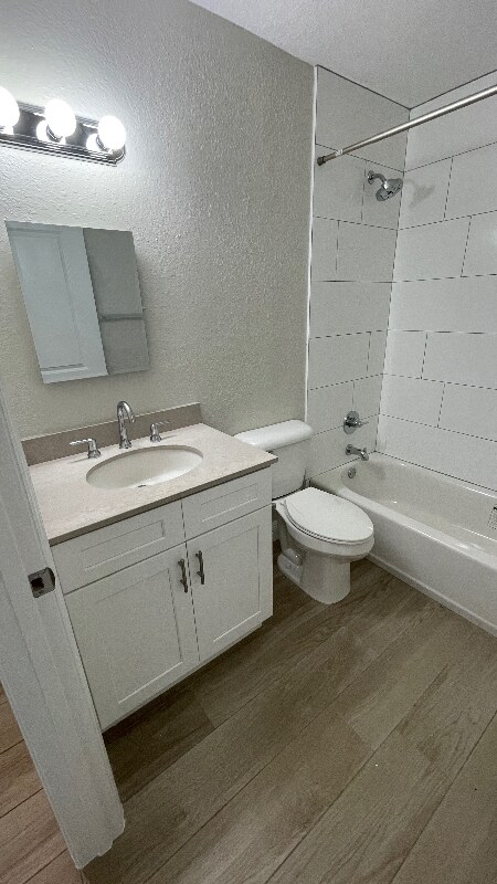 Foto del edificio - 3549 Montante Blvd