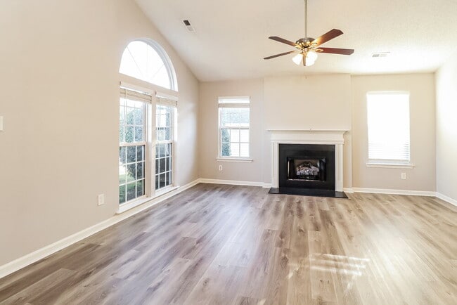 Foto del edificio - 3044 Hawick Commons Dr