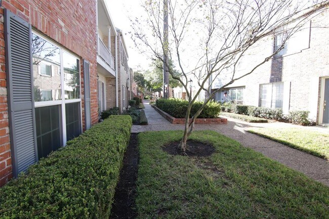 Building Photo - 12643 Huntingwick Dr