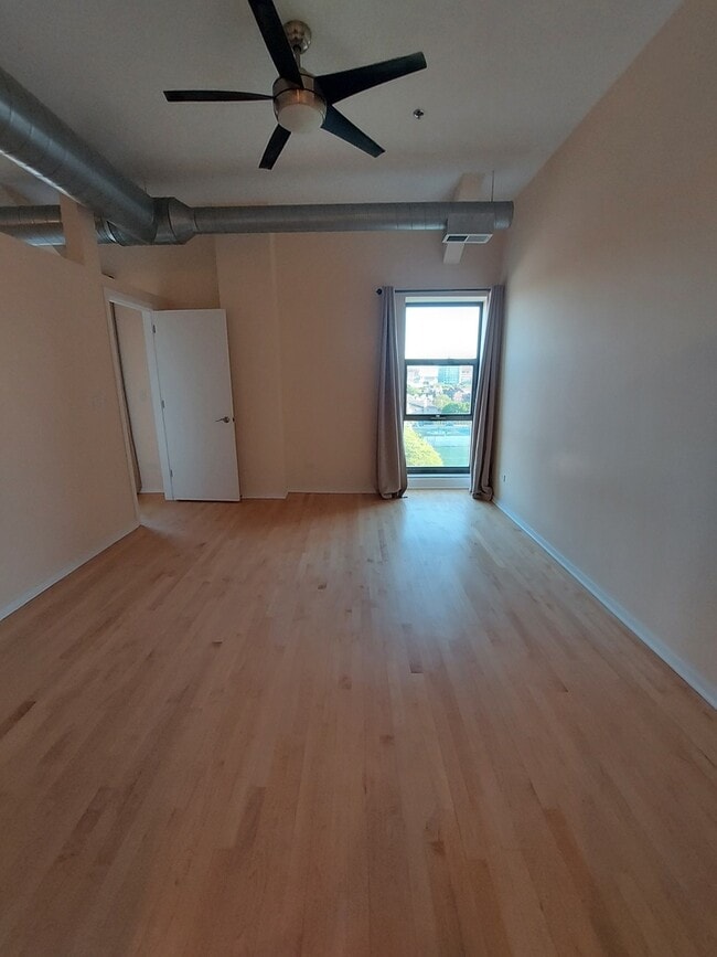 Building Photo - 1000 E 53rd St