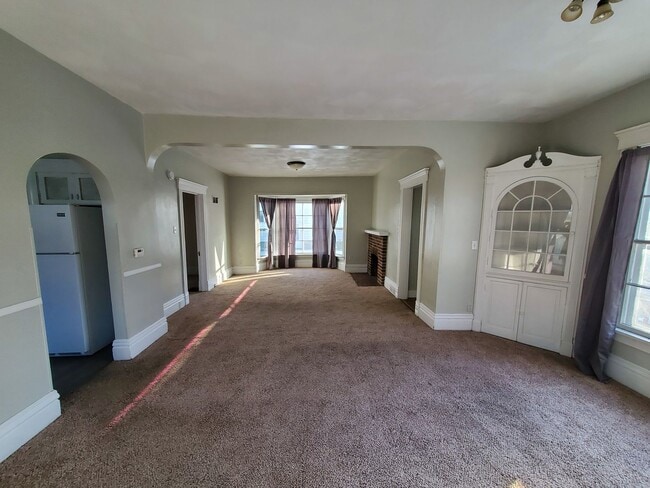 Foto del edificio - 4 Bedroom House for June 1st
