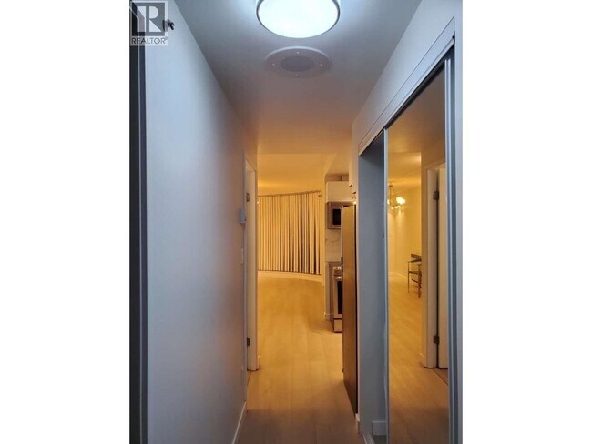 Building Photo - 555 Jervis St