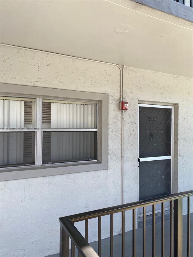 Building Photo - 16215 NE 18th Ct