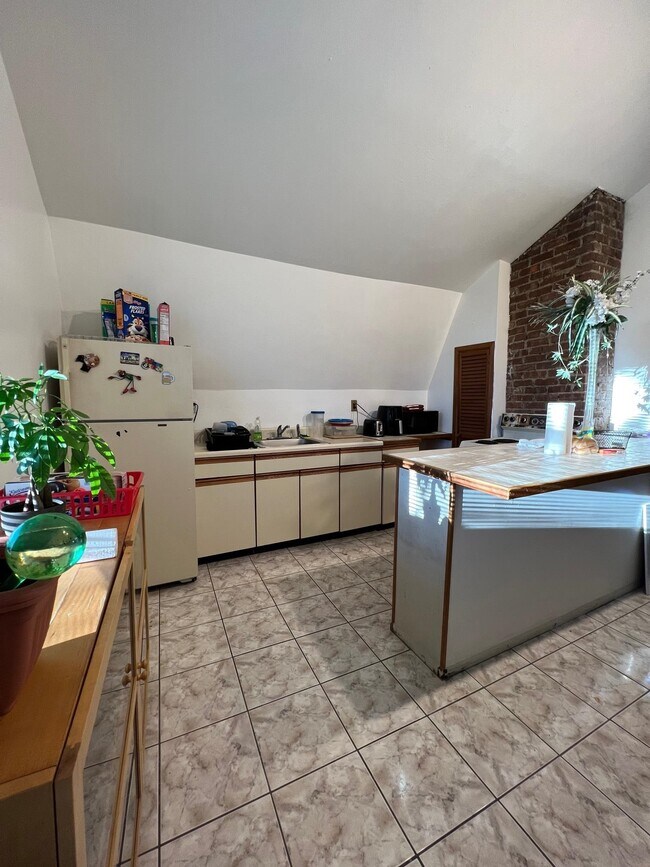 Building Photo - 221 Danforth Ave