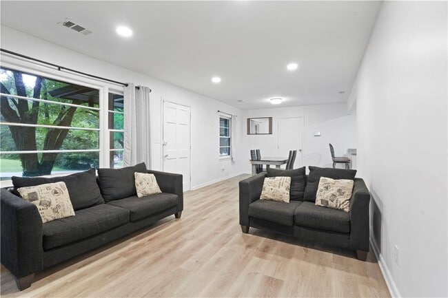 Foto del edificio - 1847 Elmwood Dr