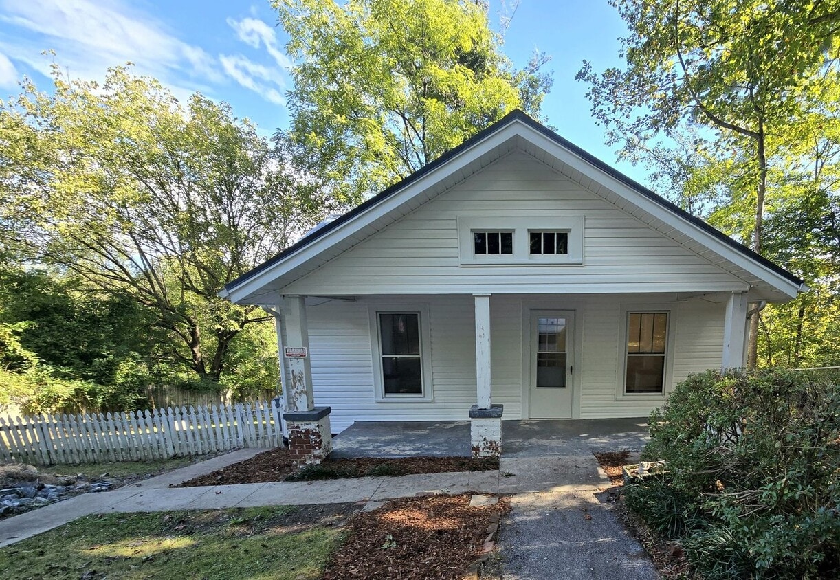 Cozy Lenoir 2/1 Bungalow with Fenced Yard on Cul-de-Sac - Cozy Lenoir 2/1 Bungalow with Fenced Yard ...